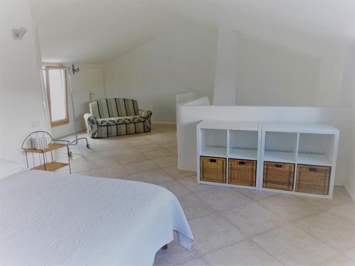 White - San Pantaleo Apartment Bagian luar foto