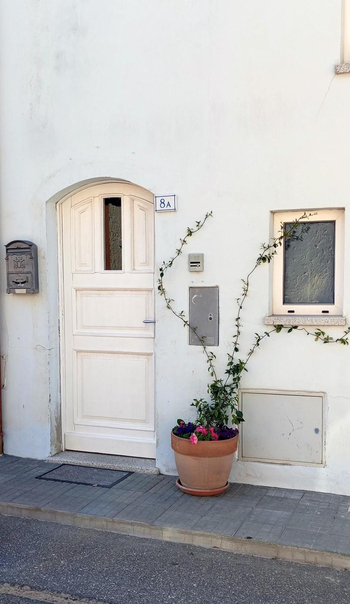 White - San Pantaleo Apartment Bagian luar foto